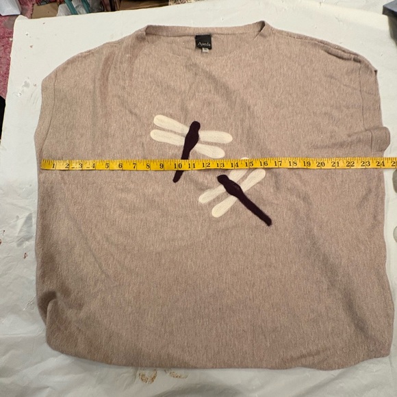 Aaeda Tan Sweater with Dragonfly Design. Sleeveless size XL - Picture 8 of 9